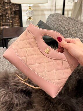 Classic CHANEL Bag: A Stylish and Versatile Choice for Eleganc